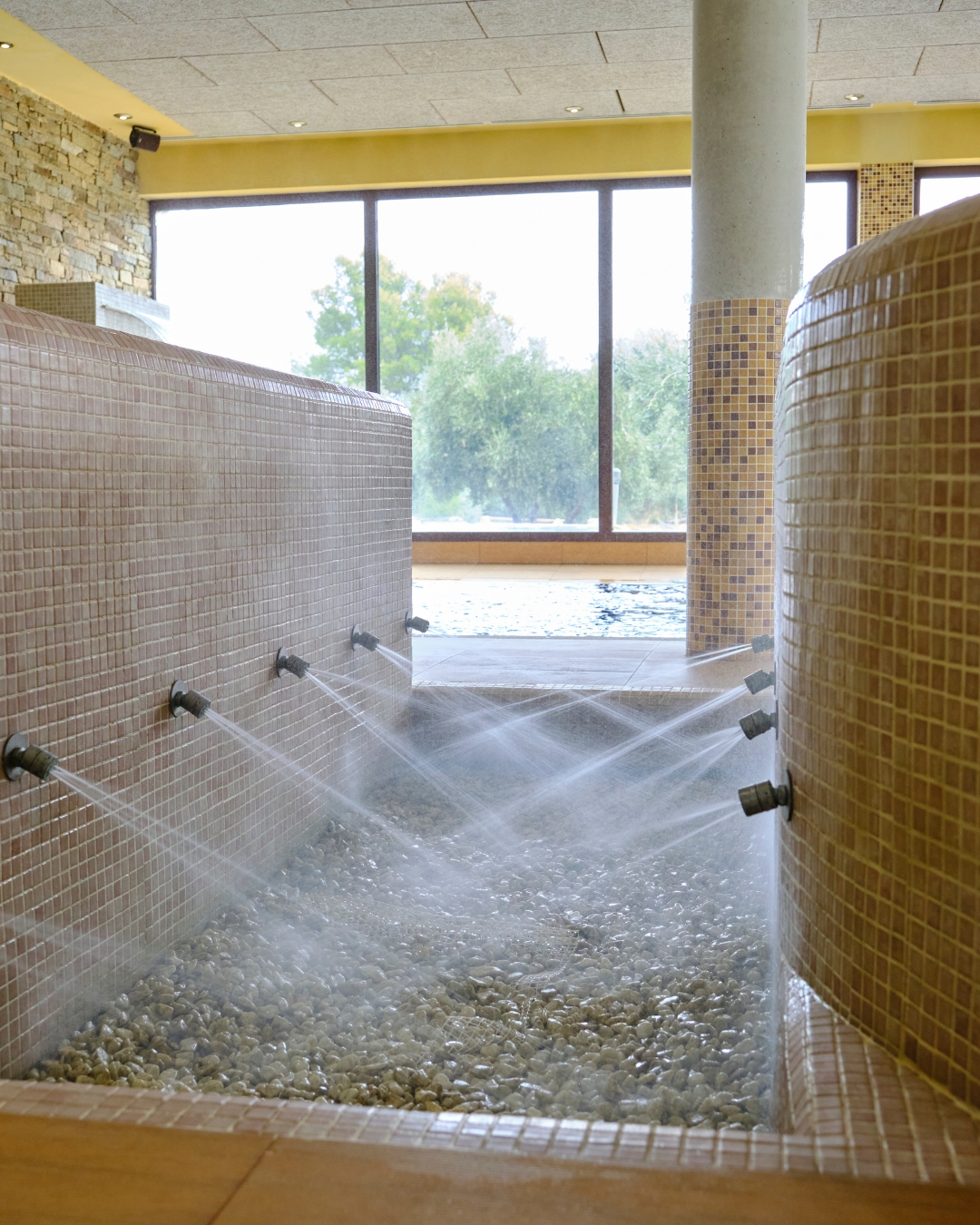 Relaxation area with thermal beds