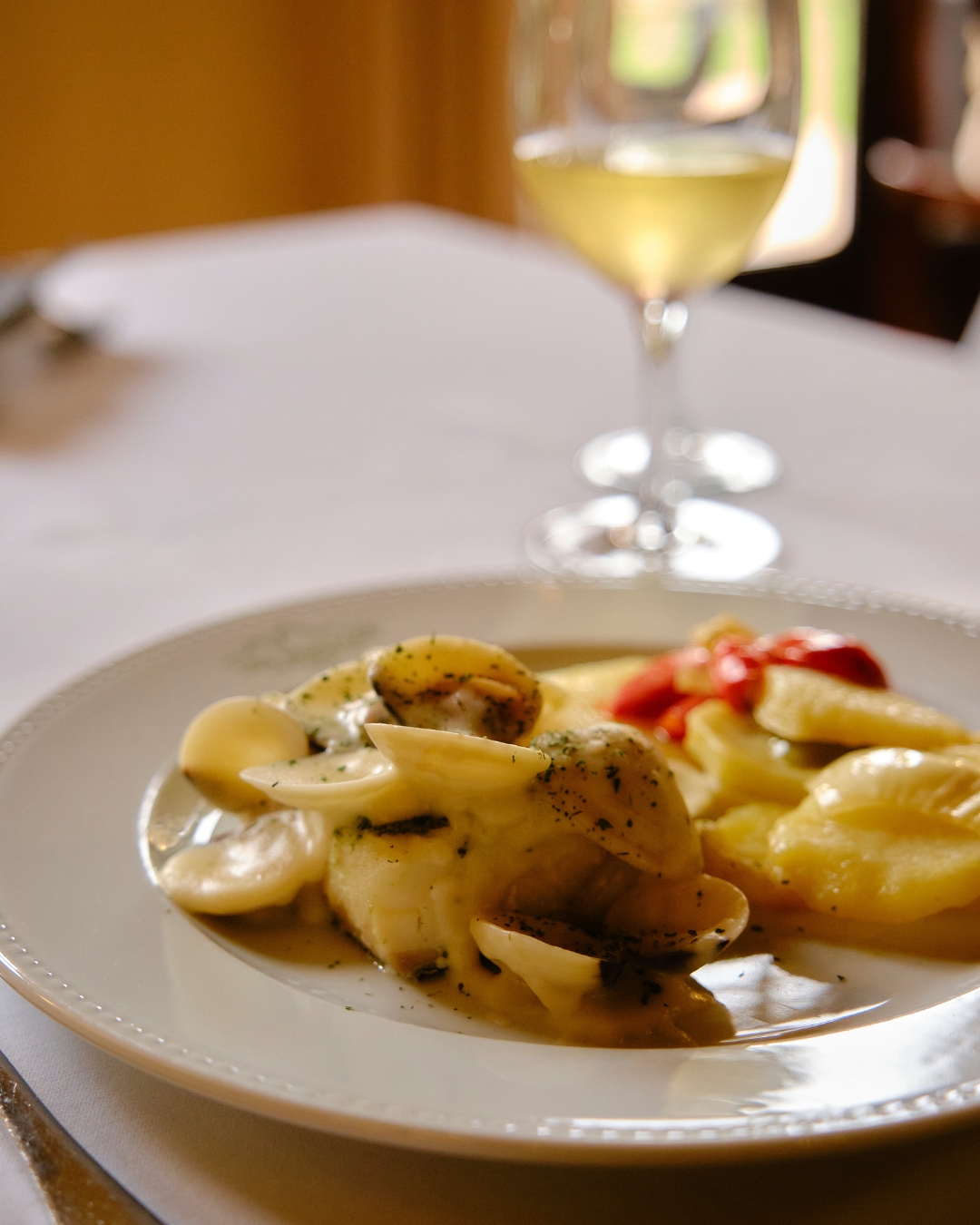 Postre de chocolate y helado