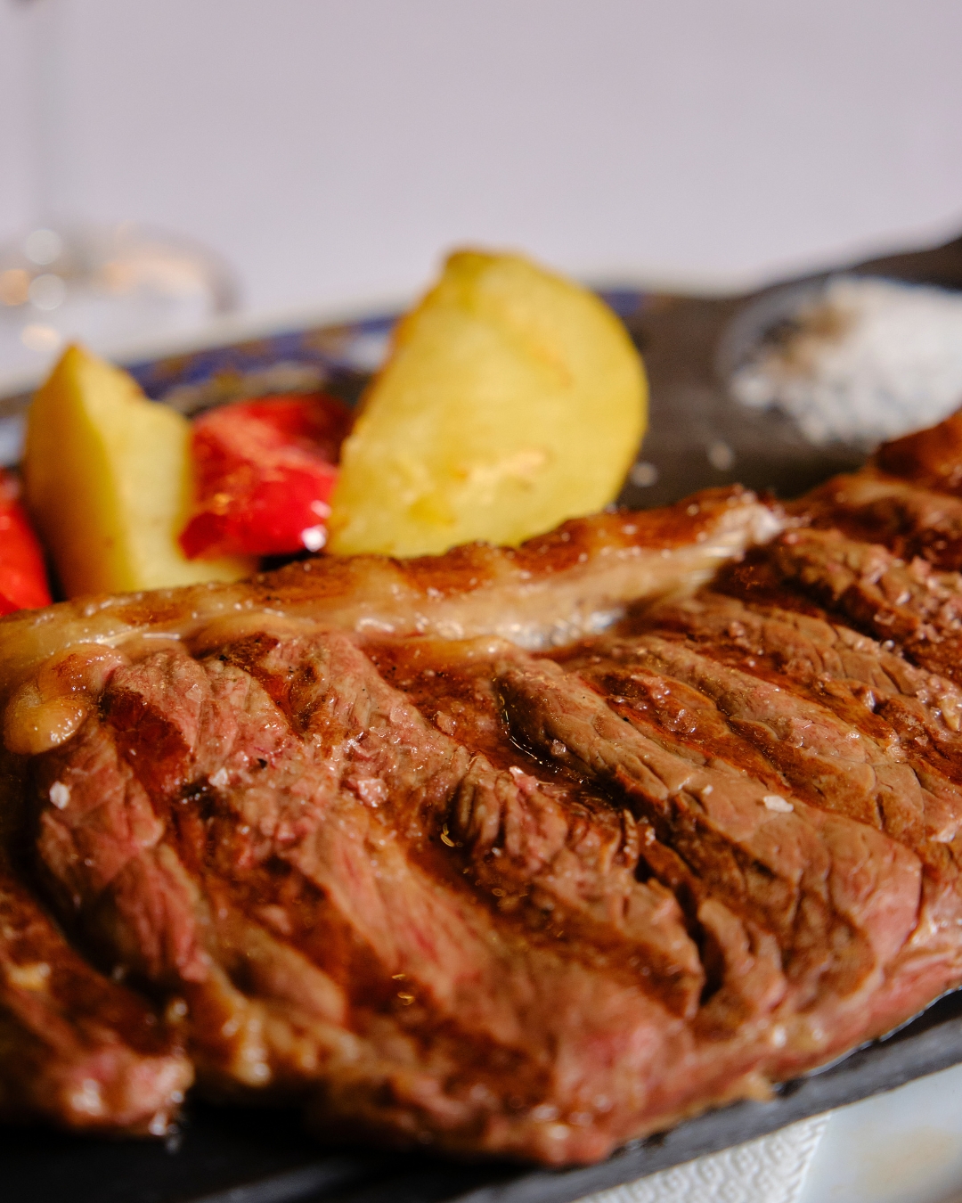 Carne a la brasa con salsa